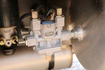 �ൺ��� ��VH�п� �Ϸ��� 180���� 4X2 6.65�ײ�դʽ�ػ���(CA5189CCYPK2L2E5A80)ͼƬ