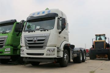 中国重汽 豪瀚J7B重卡 380马力 6X4危化品牵引车(ZZ4255N3246E1W)