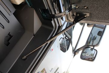 �ֶ��� FH16�ؿ� 700���� 4X2 ǣ����ͼƬ