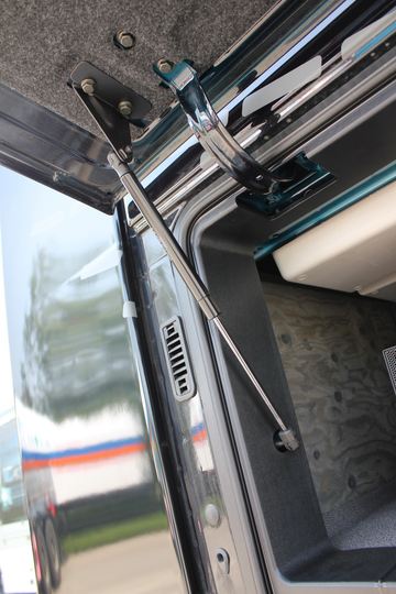 �ֶ��� FH16�ؿ� 700���� 4X2 ǣ����ͼƬ