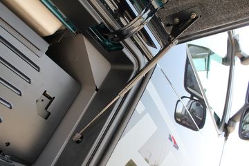 �ֶ��� FH16�ؿ� 700���� 4X2 ǣ����ͼƬ