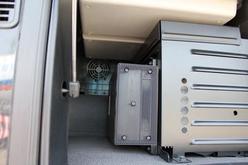 �ֶ��� FH16�ؿ� 700���� 4X2 ǣ����ͼƬ