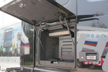 �ֶ��� FH16�ؿ� 700���� 4X2 ǣ����ͼƬ