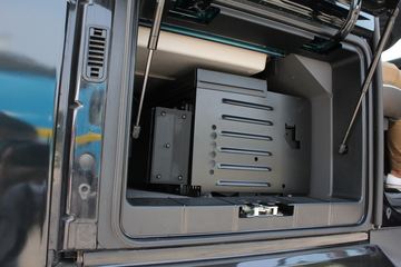 �ֶ��� FH16�ؿ� 700���� 4X2 ǣ����ͼƬ