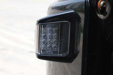 �ֶ��� FH16�ؿ� 700���� 4X2 ǣ����ͼƬ