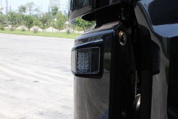 �ֶ��� FH16�ؿ� 700���� 4X2 ǣ����ͼƬ