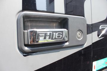 �ֶ��� FH16�ؿ� 700���� 4X2 ǣ����ͼƬ