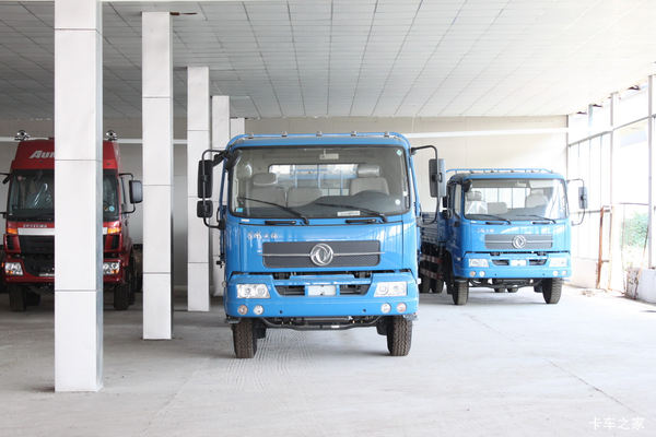 东风商用车 天锦中卡 140马力 4X2 6.1米栏板载货车