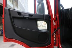 依维柯 Eurocargo系列重卡 299马力 4X2 双排载货车底盘(ML180E30D)