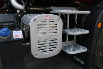 ��ά�� Eurocargoϵ���ؿ� 299���� 4X2 ˫���ػ�������(ML180E30D)ͼƬ