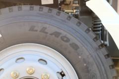 中国重汽 豪瀚J5G中卡 180马力 4X2 6.75米栏板载货车(ZZ1185K5113E1)