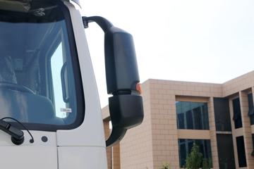 中国重汽 豪瀚J5G重卡 轻量化版 260马力 4X2 LNG牵引车(ZZ4185M4213E1L)外观图片