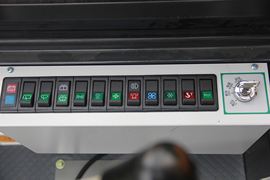 一拖东方红 吊车驾驶室                                               图片
