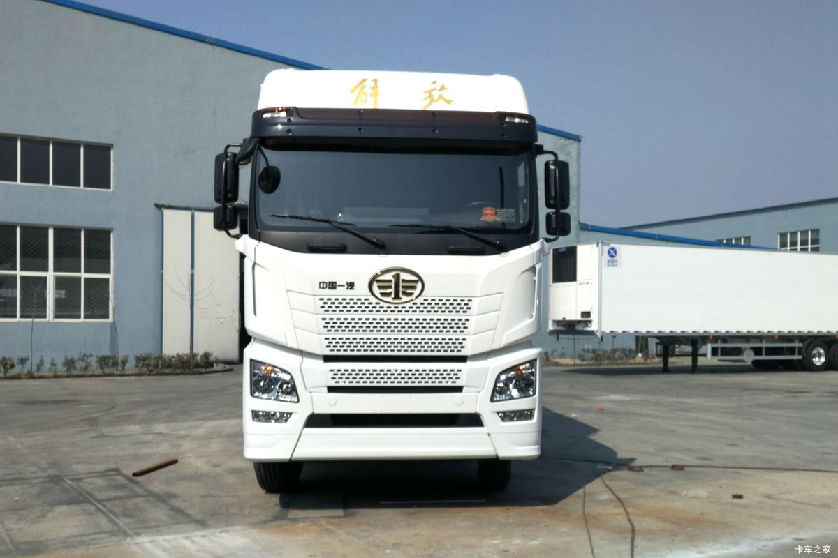 青岛解放 JH6 240马力 6X2 7.7米冷藏车