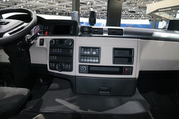 �� TGS 400���� 4X2 ǣ����ͼƬ