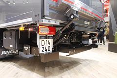 雷诺 D系列中卡 240马力 4X2 载货车