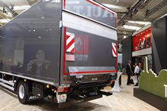 雷诺 D系列中卡 240马力 4X2 载货车