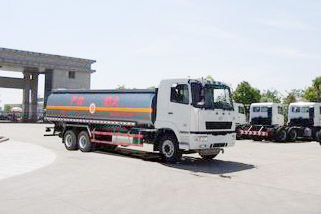 华菱 华菱之星 270马力 6X4 加油车(HN5240P29E2M3GJY)