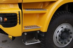 联合卡车U420 420马力 8X4 8米自卸车(SQR3310D6T6)