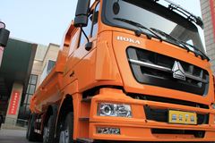 中国重汽 HOKA H7系重卡 340马力 8X4 8.4米自卸车