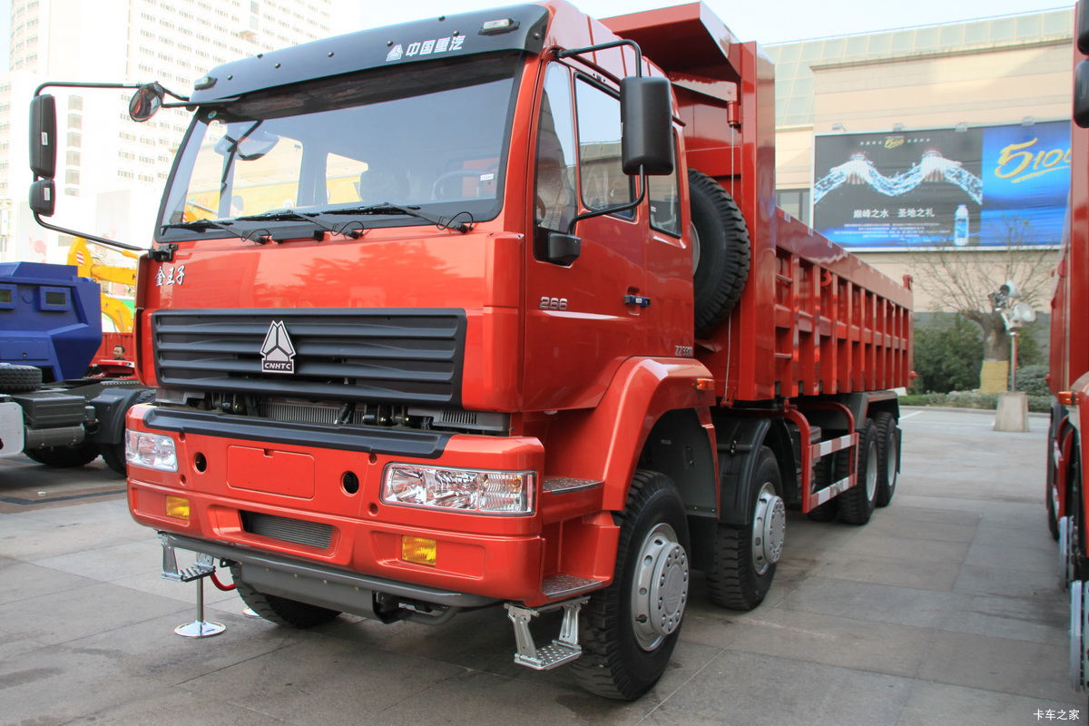 中国重汽 金王子重卡 340马力 8X4 8.4米LNG自卸车