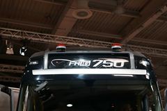 沃尔沃 FH16重卡 750马力 8X4自动挡牵引车