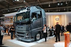 沃尔沃 FH16重卡 750马力 8X4自动挡牵引车