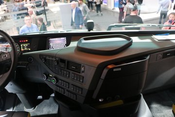 �ֶ��� FH16�ؿ� 750���� 8X4�Զ���ǣ����ͼƬ