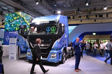 依维柯 New Stralis 重卡 460马力 6X2 LNG牵引车(AS440S46TX)