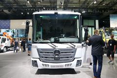 奔驰 Econic 4X2厢式载货车(型号1830 NGT)