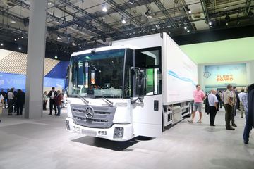 奔驰 Econic 4X2厢式载货车(型号1830 NGT)