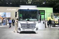 奔驰 Econic 4X2厢式载货车(型号1830 NGT)