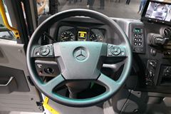奔驰 Econic 4X2厢式载货车(型号1830 NGT)