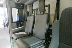 奔驰 Econic 4X2厢式载货车(型号1830 NGT)