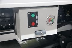 奔驰 Econic 4X2厢式载货车(型号1830 NGT)