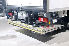 奔驰 Econic 4X2厢式载货车(型号1830 NGT)