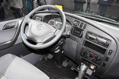 奔驰 Accelo 4X2厢式载货车(型号1016)