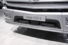 奔驰 Atego中卡 231马力 4X2厢式载货车(型号1223 L nR)