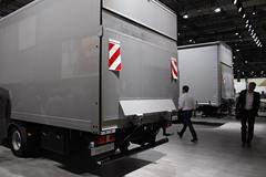 奔驰 Atego中卡 231马力 4X2厢式载货车(型号1223 L nR)