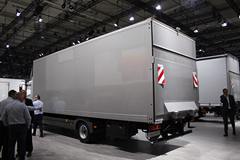 奔驰 Atego中卡 231马力 4X2厢式载货车(型号1223 L nR)