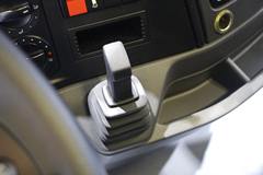 奔驰 Atego中卡 231马力 4X2厢式载货车(型号1223 L nR)