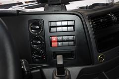 奔驰 Atego中卡 231马力 4X2厢式载货车(型号1223 L nR)