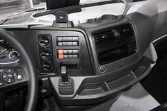 奔驰 Atego中卡 231马力 4X2厢式载货车(型号1223 L nR)