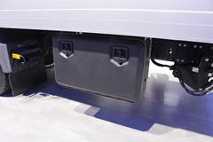 奔驰 Atego中卡 231马力 4X2厢式载货车(型号1223 L nR)