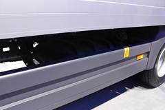 奔驰 Atego中卡 231马力 4X2厢式载货车(型号1223 L nR)