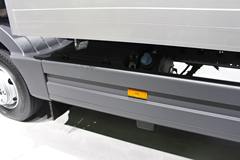 奔驰 Atego中卡 231马力 4X2厢式载货车(型号1223 L nR)