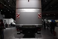 奔驰 Atego中卡 300马力 4X2厢式载货车(型号1630L)