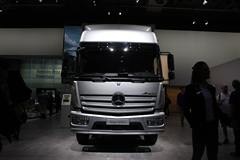 奔驰 Atego中卡 300马力 4X2厢式载货车(型号1630L)