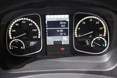 奔驰 Atego中卡 300马力 4X2厢式载货车(型号1630L)