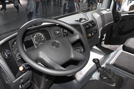 奔驰Atego&nbsp;油罐车驾驶室图片